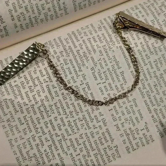 Vintage goldtone sweater clips - Picture 7 of 9